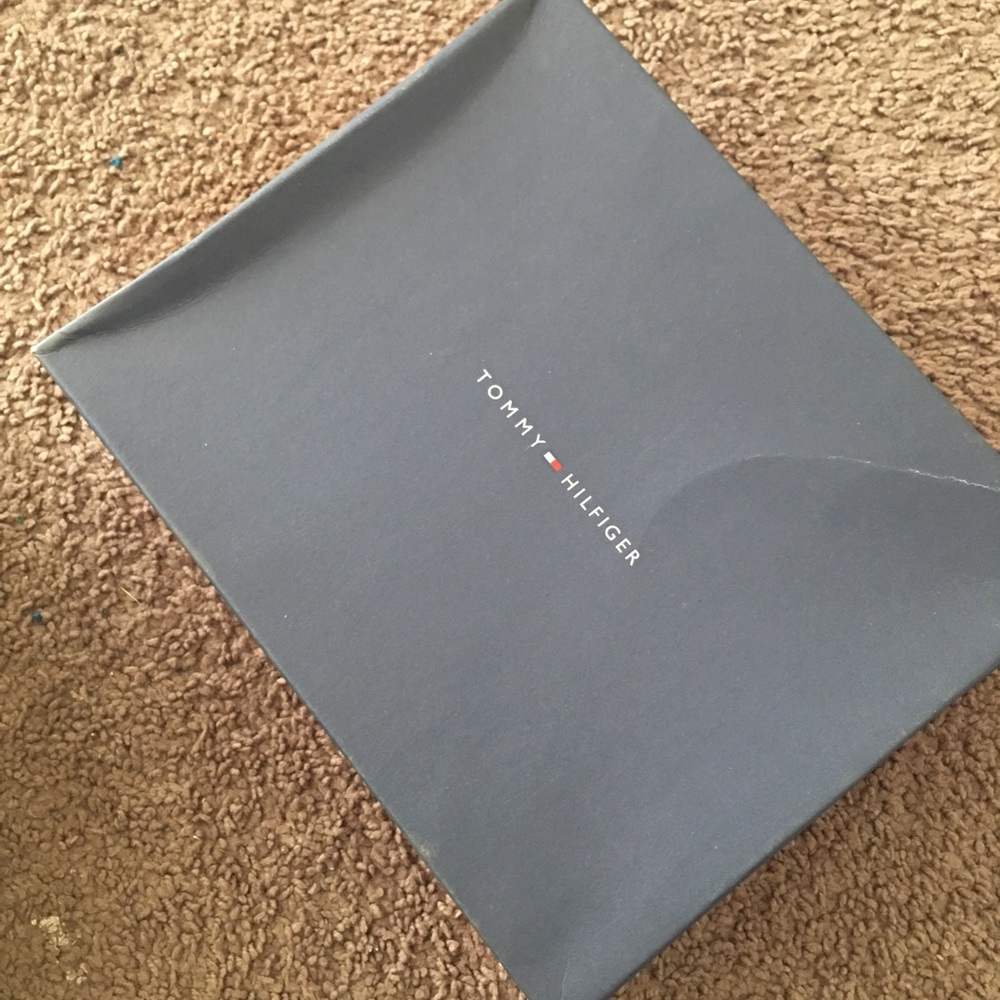 Tommy Hilfiger - Picture 2 of 2